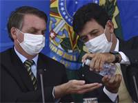 מימין: שר הבריאות הברזילאי לואיז אנריקה מנדטה ונשיא ברזיל ז'איר בולסונרו  / צילום: Andre Borges , AP