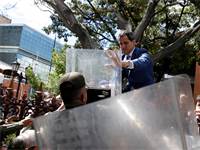 חואן גואידו מנסה להיכנס לפרלמנט הונצואלי  / צילום: Manaure Quintero, רויטרס