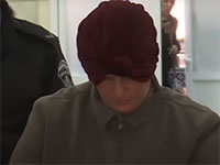 מלכה לייפר מובלת למעצר  / צילום: מתוך ערוץ היוטיוב של כאן 11