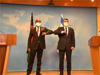 שר החוץ גבי אשכנזי ושר החוץ של מלאווי אייזנהאור מקאקא / צילום: אבי חיון, לע"מ