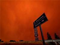 שמים אדומים בשל השריפות בעיר סיילם, בארה"ב / צילום: ZAK STONE, רויטרס