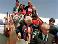עולים מרוסיה מגיעים לנתב"ג בשנת 1991 / צילום: רויטרס