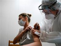 אשת רפואה ברוסיה מקבלת את החיסון הרוסי נגד הקורונה / צילום: Tatyana Makeyeva, רויטרס
