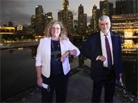 דב קוטלר, מנכ"ל בנק הפועלים, ורונית אטד, מנכ"לית מיקרוסופט ישראל / צילום: סיון פרג', יח"צ