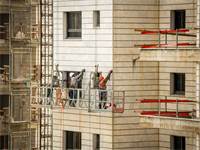 פועלי בניין עובדים באשקלון / צילום: שאטרסטוק