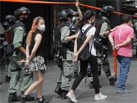 משטרת הונג קונג עוצרת מפגינים ברביעי לפי החוק החדש שנכנס לתוקף / צילום: Kin Cheung, AP