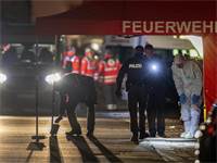 המשטרה והמז"פ הגרמניים חוקרת את זירת הירי  / צילום: מייקל פרובסט, AP