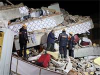 נסיונות חילוץ לאחר רעידת האדמה במחוז אלאזיג בטורקיה / צילום: Sertac Kayar, רויטרס