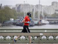 אדם רץ עם מסכה בלונדון, בריטניה / צילום: Kirsty Wigglesworth, AP