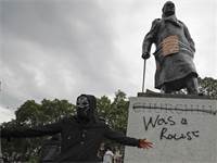 מפגין מול פסל וינסטון צ'רצ'יל שהושחת / צילום: Frank Augstein , Associated Press