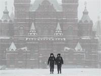 שוטרים צועדים בכיכר האדומה הריקה במוסקבה לאחר שהוטל סגר כללי על העיר / צילום: Pavel Golovkin, AP