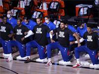 שחקני קבוצת הכדורסל Philadelphia 76ers כורעים ברך כהזדהות עם תנועת Black Lives Matter  / צילום: Ashley Landis, AP