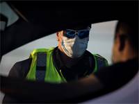 שוטר עם מסיכה מחלק דוח  / צילום: אריאל שליט, AP