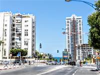 מימין פרויקט הפינוי בינוי, ומשמאל הבניינים שחלק מדייריהם טענו שערך דירותיהם ירד / צילום: שלומי יוסף, גלובס