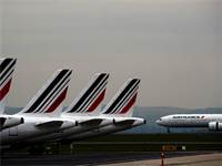 מטוסי אייר פראנס חונים בנמל התעופה בפריז. מגפת הקורונה צמצמה משמעותית את היקפי הטיסות / צילום: Christophe Ena, AP