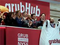 הנהלת גראבהאב מצלצלת בפעמון פתיחת המסחר בוול סטריט / צילום: Richard Drew, Associated Press