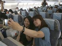 משתתפות בטיסת "הכאילו" בטיוואן / צילום: Chiang Ying-ying, AP