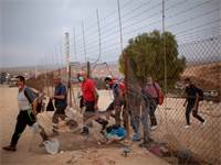 פועלים פלסטיניים חוצים את גדר ההפרדה בדרך לעבודה בישראל
צילום:PA
Oded Balilty
