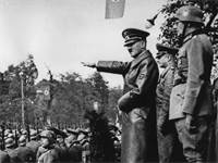 אדולף היטלר מפקד על הכוחות הגרמנים בזמן כיבוש פולין, 1939 / צילום: AP Photo, AP