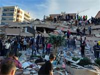 פינוי פצועים מהריסות בניין בטורקיה / צילום: Tuncay Dersinlioglu, רויטרס