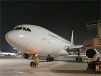 בצבע לבן וללא לוגו. מטוס חברת "איתיחאד איירווייז" / צילום: דוברות רשות שדות התעופה