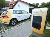 עמדת הטענה של רכב  חשמלי בגרמניה /  צילום: רויטרס, Ralph Orlowski
