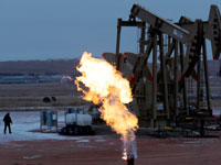 קידוח נפט במדינת דקוטה הצפונית. למרות קריאות השבר בנושא האקלים, תעשיית הנפט והגז בארה"ב רק הולכת וגדלה / צילום: AP - Eric Gay