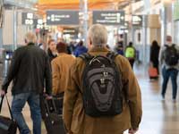 אזרחים ותיקים בשדה התעופה / צילום:  Shutterstock/ א.ס.א.פ קריאייטיב