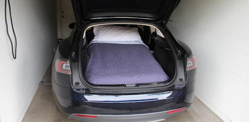 מיטה במכונית טסלה / צילום: מהוידאו