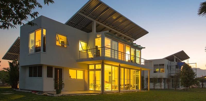 בית שמייצר אנרגיה ממים ופאנלים סולאריים phi-suea-house תאילנד / צילום: וידאו