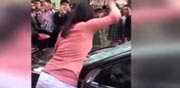 אישה מנפצת את שמשות הרכב של בעלה, בגידה, סין / צילום: וידאו