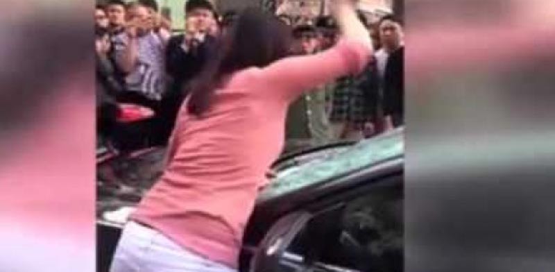 אישה מנפצת את שמשות הרכב של בעלה, בגידה, סין / צילום: וידאו