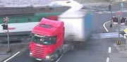 רכבת מתנגשת במשאית, צ'כיה, תאונות דרכים / צילום: וידאו