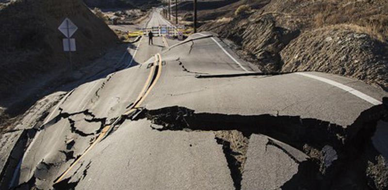 כביש נהרס בקליפורניה / צילום: מהוידאו
