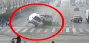 תאונה הזויה בסין, מכוניות מרחפות באוויר / צילום: וידאו