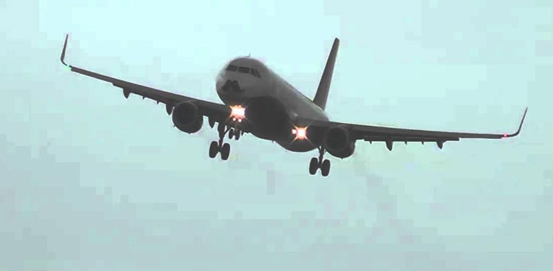 מטוס נוסעים של מונרך לא מצליח לנחות. נמל תעופה מנצ'סטר / צילום: וידאו