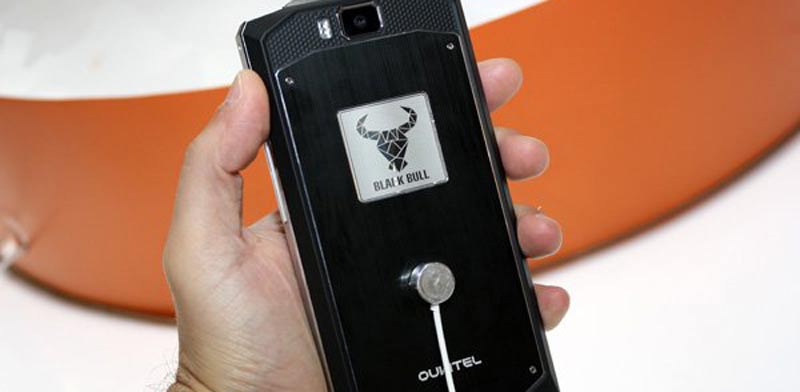 סמארטפון סיני עם סוללה חזקה במיוחד OUKITEL K10000  / צילום: וידאו