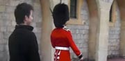 תייר הסתבך עם חייל של משמר המלכה, בריטניה / צילום: וידאו