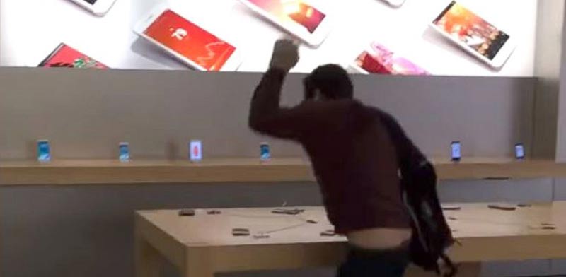 לקוח בחנות של אפל מנפץ מכשירי אייפון צרפת דיז'ון / צילום: וידאו