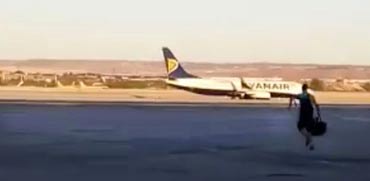נוסע מאחר לטיסה וקופץ על המטוס, ריינאייר, חברת תעופה, שדה תעופה / צילום: וידאו