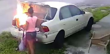 צעירה מארה"ב הציתה מכונית לא נכונה, הצתה, משטרה / צילום: וידאו