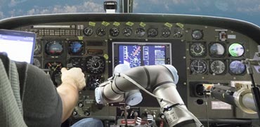 זרוע רובוטית לקוקפיט, טייסים, טיסה אוטונומית / צילום: וידאו