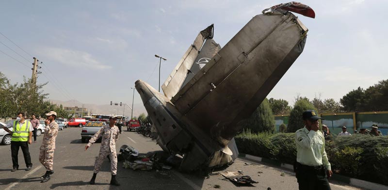 מטוס איראני מתרסק/ צילום:רויטרס