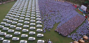מתנה לעובדים,   Diwali, מיליארדר חילק 400 דירות ו-1260 מכוניות לעובדים  / צילום: וידאו