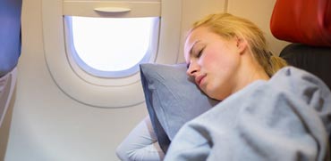 בחורה ישנה במטוס/ צילום: שאטרסטוק