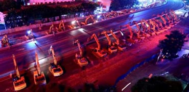 עבודות תשתית בסין, גשר עילי, דחפורים / צילום: CCTV