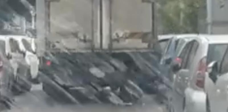 משאית פוגעת ברכבים בת"א/ צילום: מהוידאו