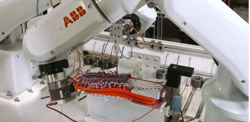 רובוט לתפירת נעליים/ צילום: מתוך הוידאו