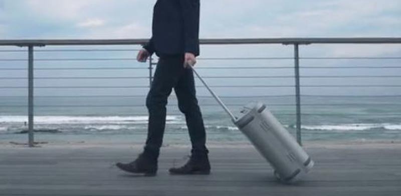 מזוודת סגסוגת, עם מטען / צילום: מתוך הוידאו 