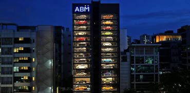 מגדל למכירת מכוניות / צילום: מתוך הוידאו